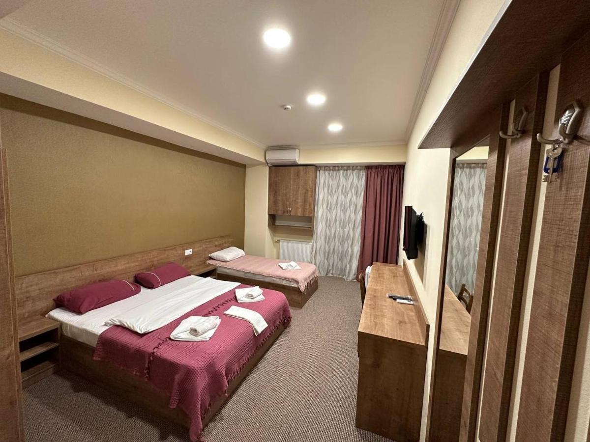 5 Rooms Near 300 Aragveli Metro Station Тбилиси Екстериор снимка