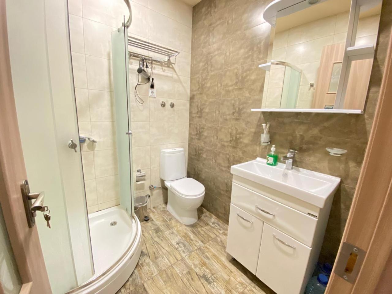 5 Rooms Near 300 Aragveli Metro Station Тбилиси Стая снимка