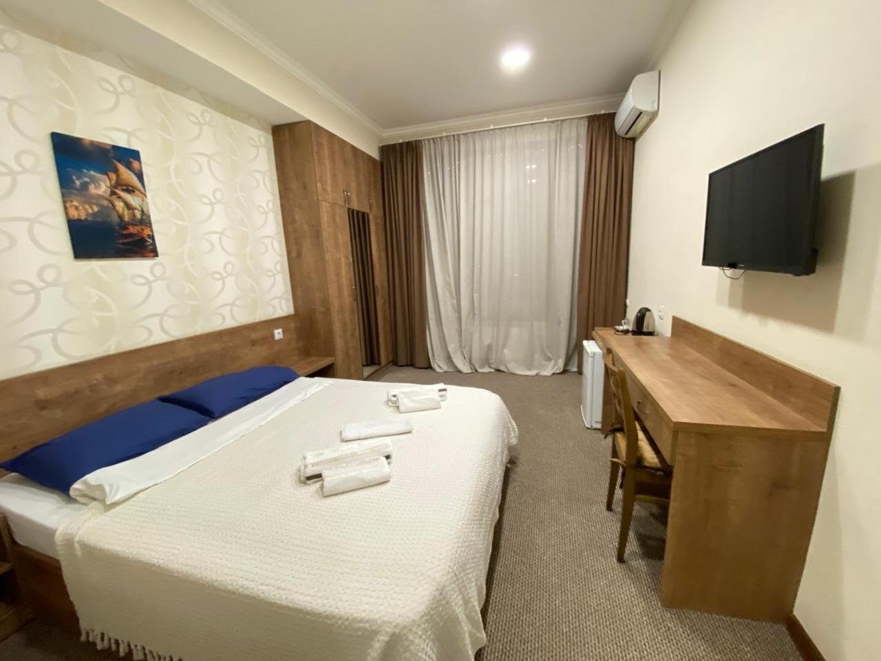 5 Rooms Near 300 Aragveli Metro Station Тбилиси Стая снимка