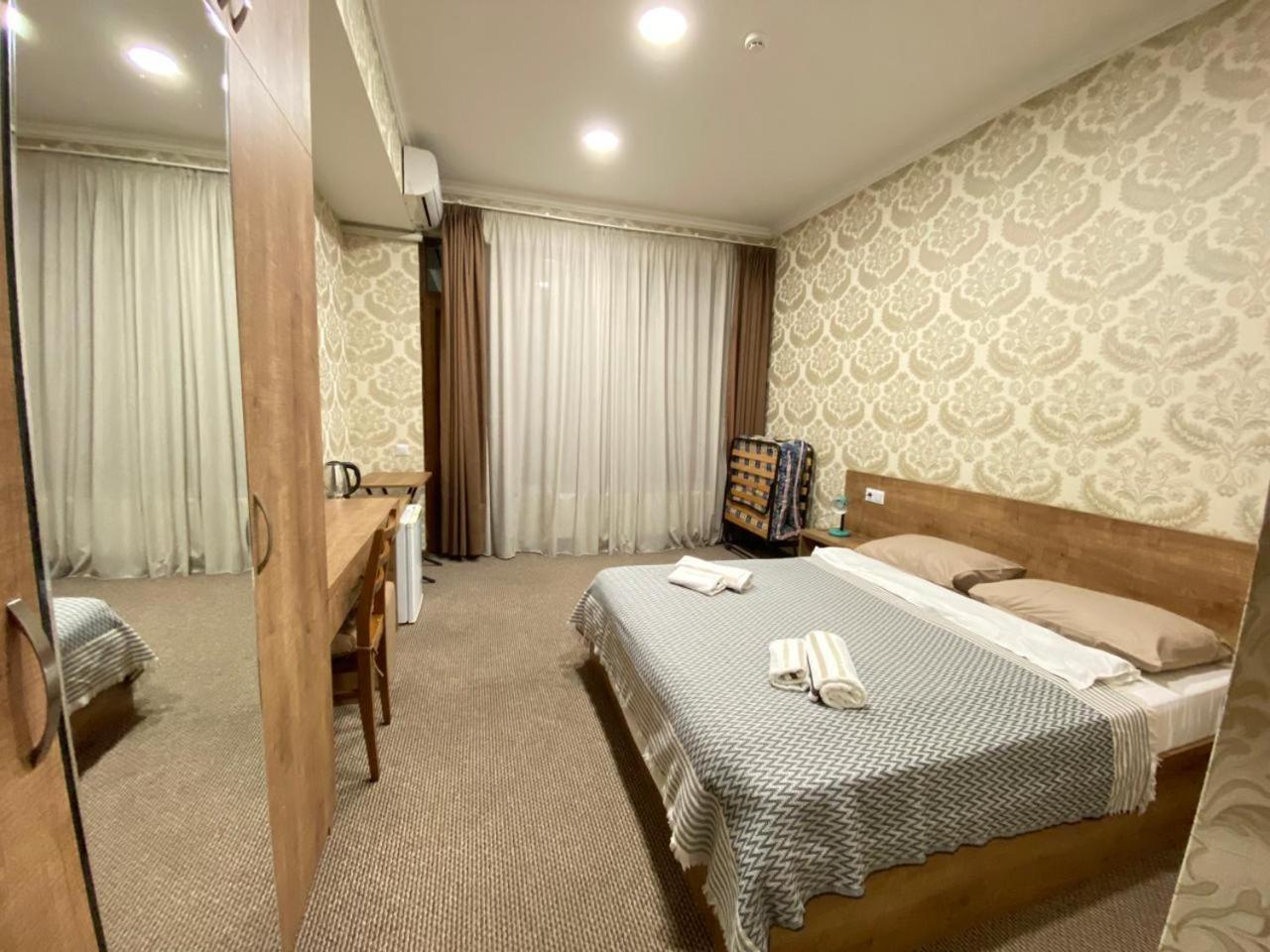 5 Rooms Near 300 Aragveli Metro Station Тбилиси Стая снимка