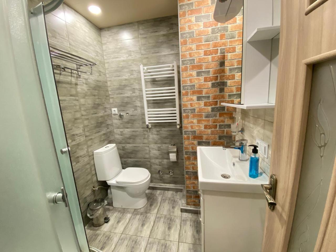 5 Rooms Near 300 Aragveli Metro Station Тбилиси Стая снимка