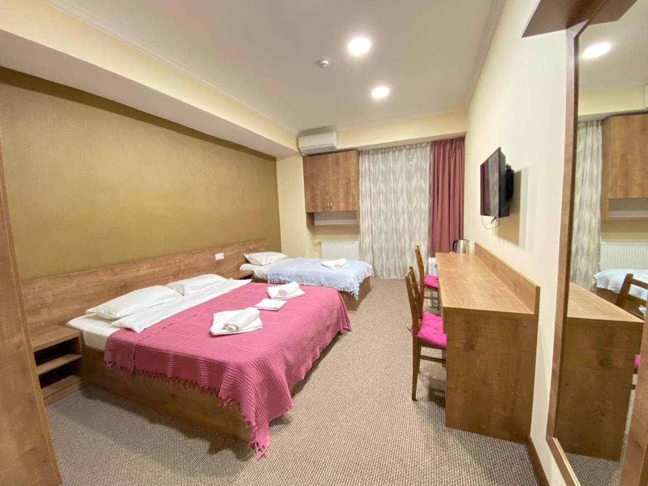 5 Rooms Near 300 Aragveli Metro Station Тбилиси Стая снимка