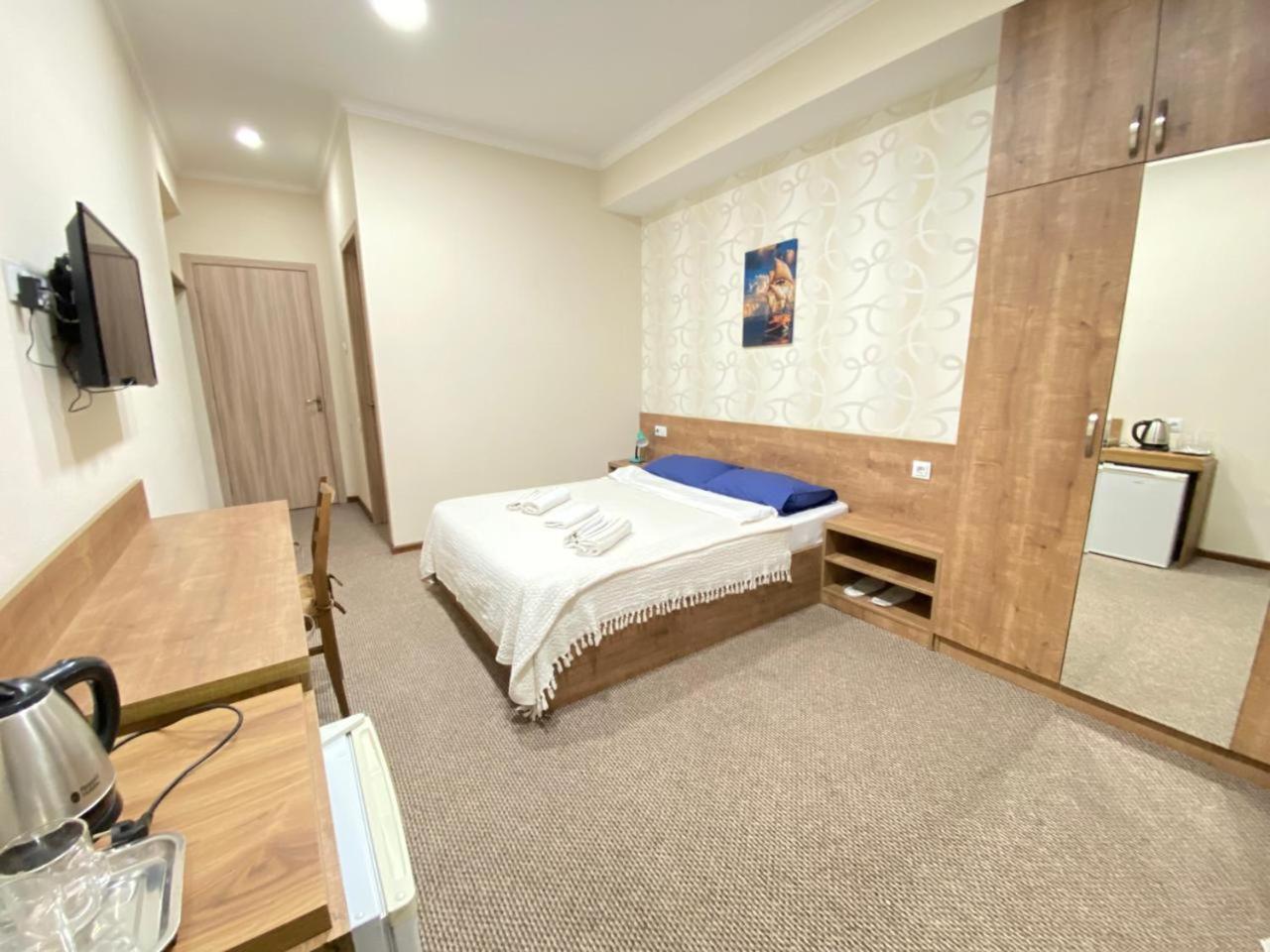 5 Rooms Near 300 Aragveli Metro Station Тбилиси Стая снимка
