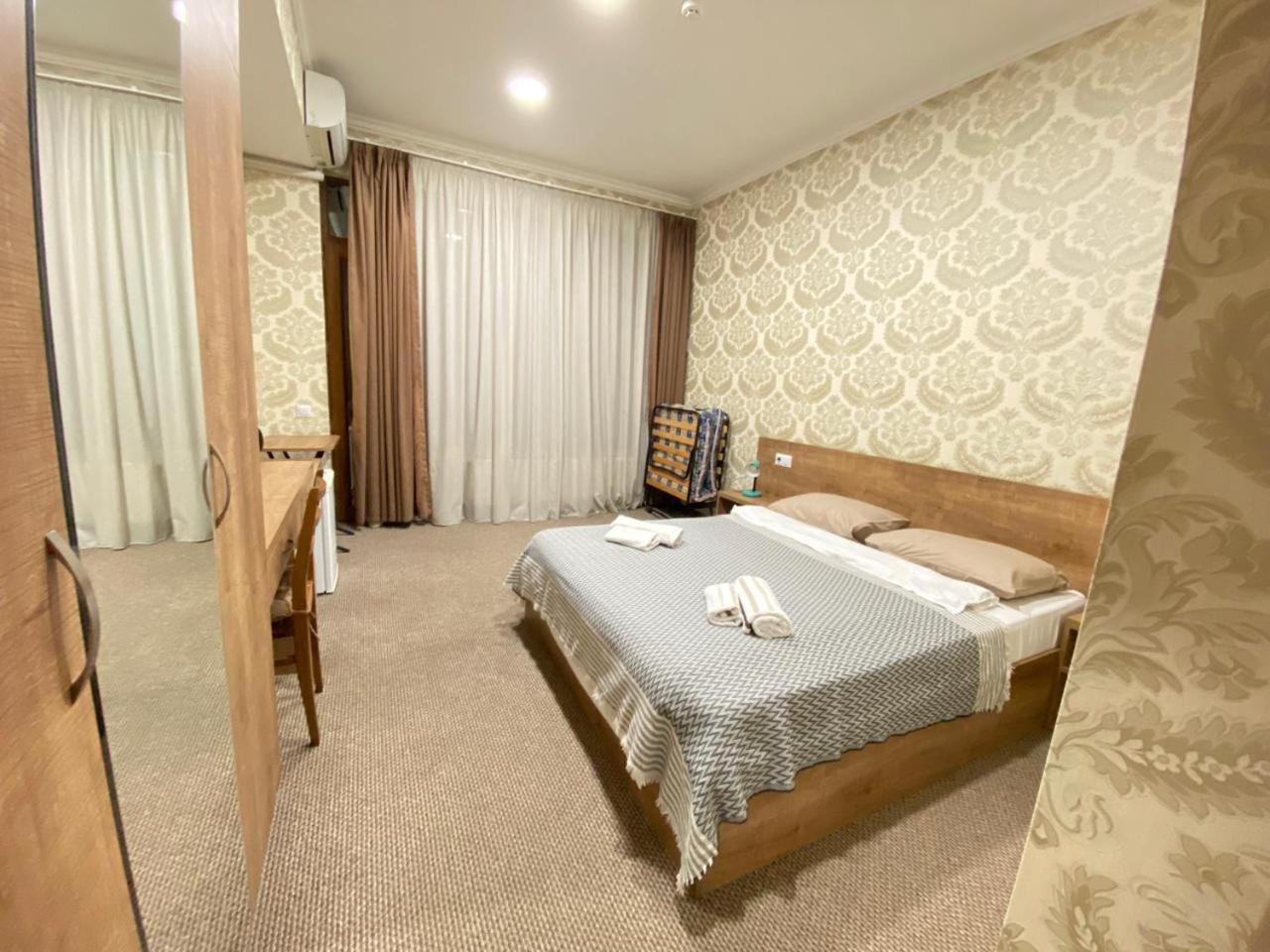 5 Rooms Near 300 Aragveli Metro Station Тбилиси Стая снимка