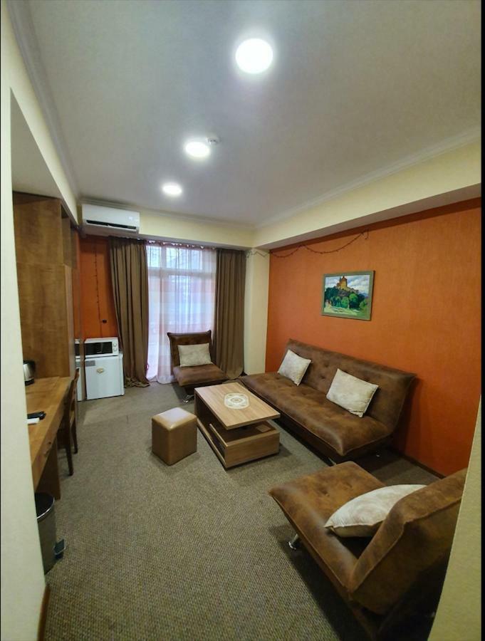 5 Rooms Near 300 Aragveli Metro Station Тбилиси Екстериор снимка
