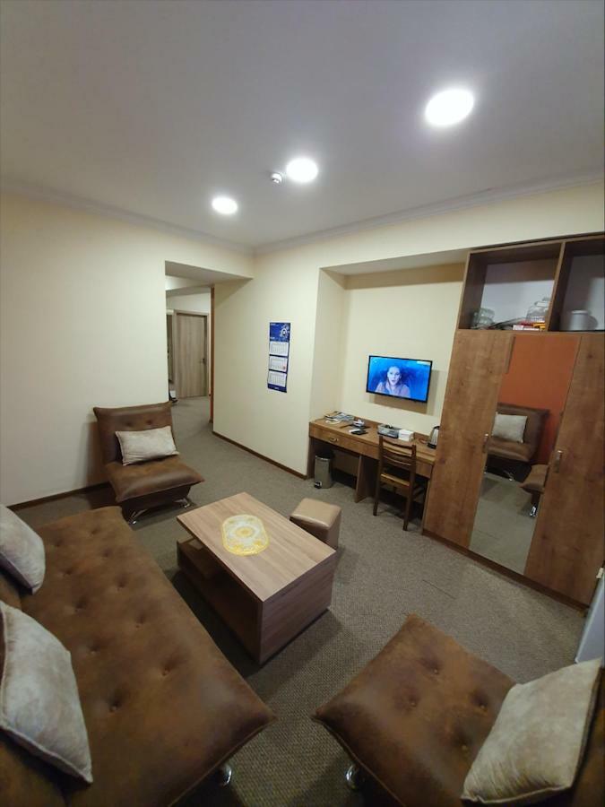 5 Rooms Near 300 Aragveli Metro Station Тбилиси Екстериор снимка
